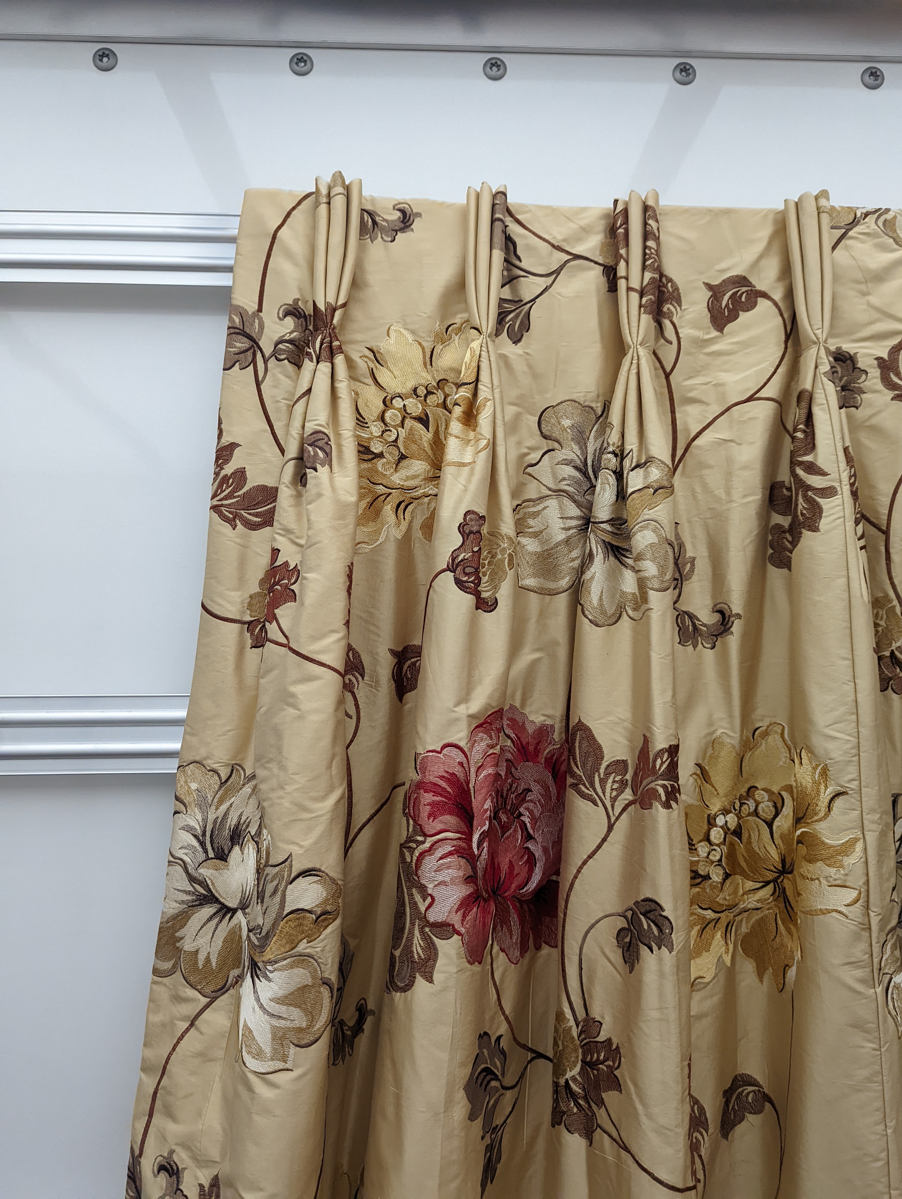 A pair of floral lined curtains. Approximate measurements: Width of top 110cm, Width of bottom 220cm Length 250cm